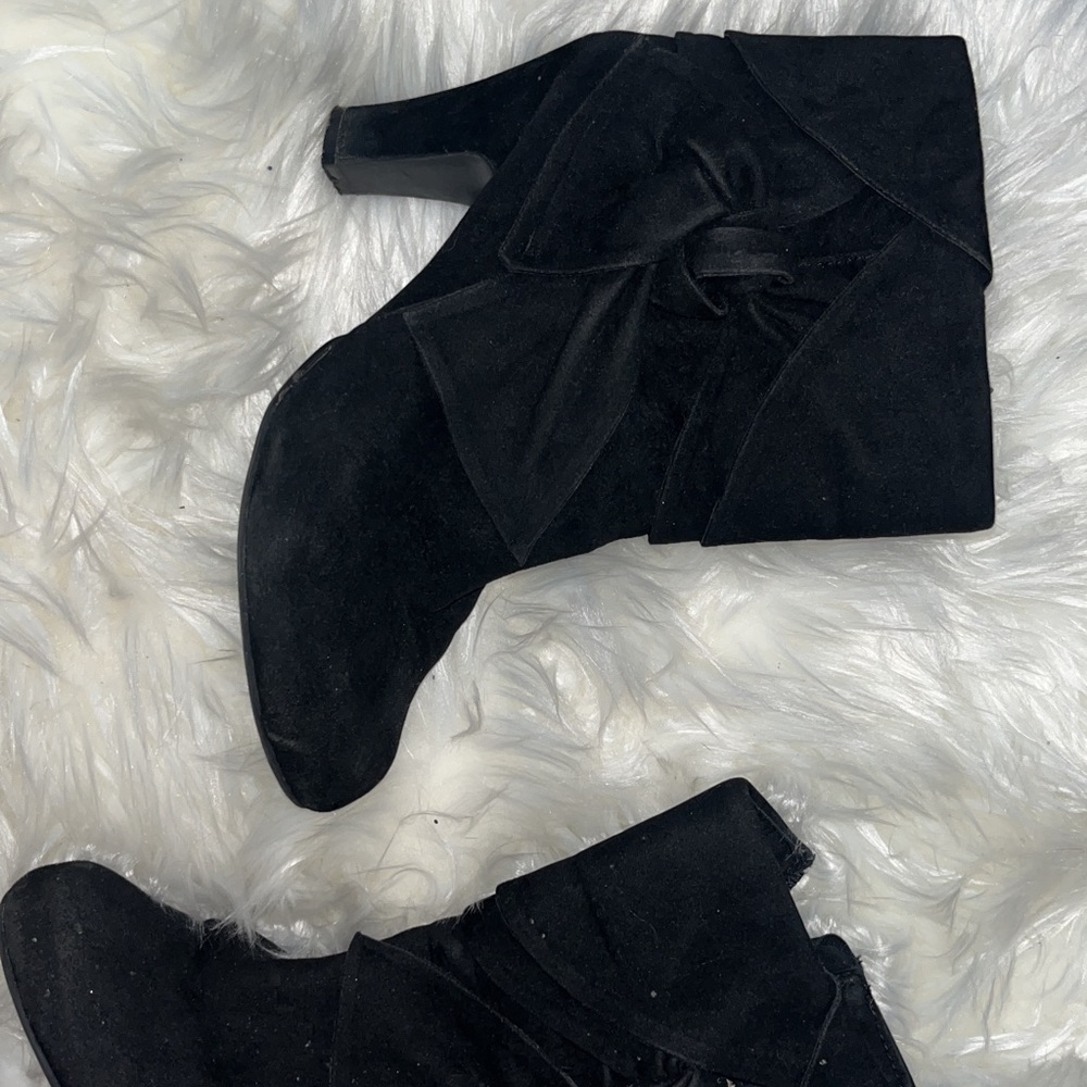 Black short heel boots! Used and comfy! Zip up on side